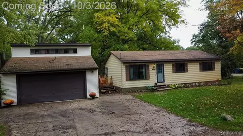 1205 Ennest Blvd, White Lake, MI 48386