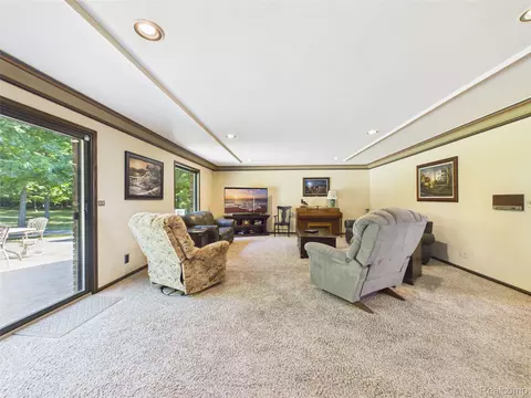 Living - 9515 E Bristol Rd, Davison, MI 48423 photo 2 of 5