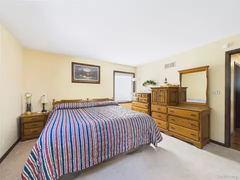 Bedroom - 9515 E Bristol Rd, Davison, MI 48423 photo 3 of 10