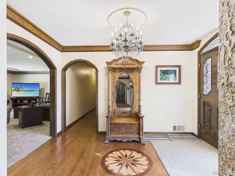 Entry Way - 9515 E Bristol Rd, Davison, MI 48423 photo 4 of 10