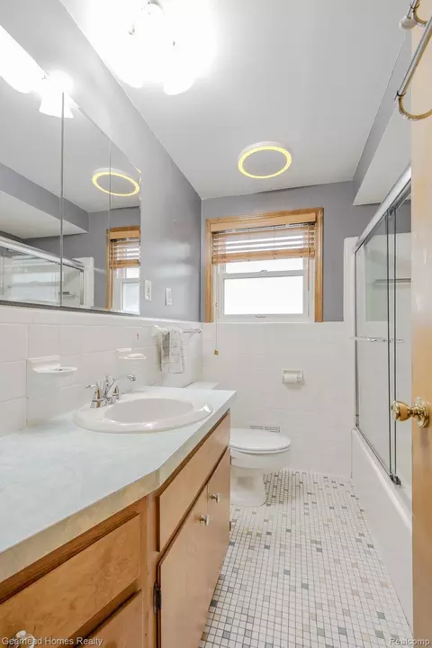 Bath - 3356 Harding St, Dearborn, MI 48124 photo 2 of 3