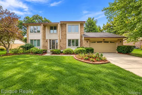 33033 Walnut Ln, Farmington Hills, MI 48334