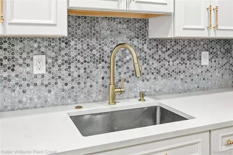 Kitchen - 3308 Spring Meadow Dr, Rochester, MI 48306 photo 4 of 5
