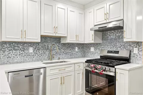 Kitchen - 3308 Spring Meadow Dr, Rochester, MI 48306 photo 3 of 5