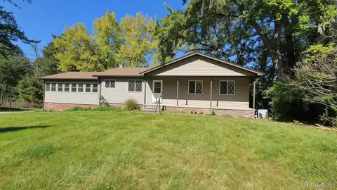 10026 Stinchfield Woods Rd, Dexter, MI 48169