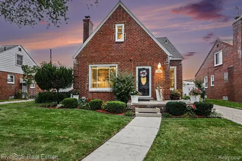 15283 Couzens Ave, Eastpointe, MI 48021