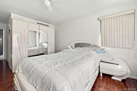 Bedroom - 19046 Abbey Ct, Brownstown, MI 48193 photo 5 of 7