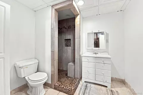 Bath - 19046 Abbey Ct, Brownstown, MI 48193 photo 1 of 3