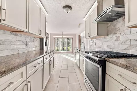 Kitchen - 19046 Abbey Ct, Brownstown, MI 48193 photo 3 of 3