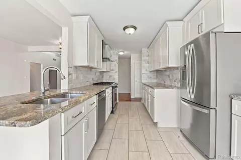 Kitchen - 19046 Abbey Ct, Brownstown, MI 48193 photo 2 of 3