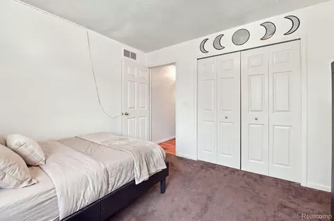 Bedroom - 19046 Abbey Ct, Brownstown, MI 48193 photo 2 of 7