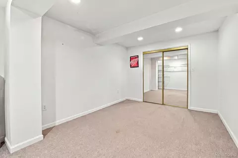 Bedroom - 19046 Abbey Ct, Brownstown, MI 48193 photo 6 of 7