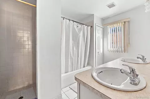 Bath - 19046 Abbey Ct, Brownstown, MI 48193 photo 3 of 3