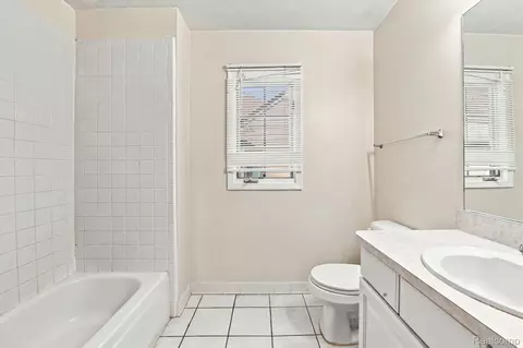 Bath - 19046 Abbey Ct, Brownstown, MI 48193 photo 2 of 3
