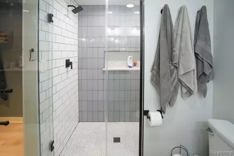 Bath - 25991 E Huron River Dr, Flat Rock, MI 48134 photo 3 of 7
