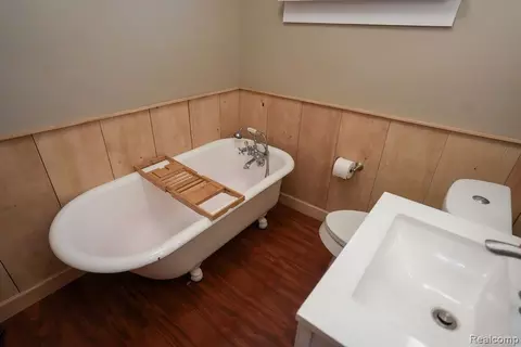 Bath - 25991 E Huron River Dr, Flat Rock, MI 48134 photo 7 of 7