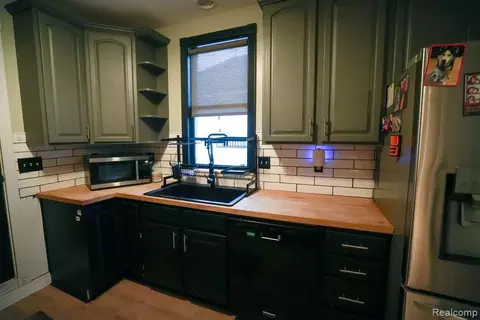 Kitchen - 25991 E Huron River Dr, Flat Rock, MI 48134 photo 3 of 3