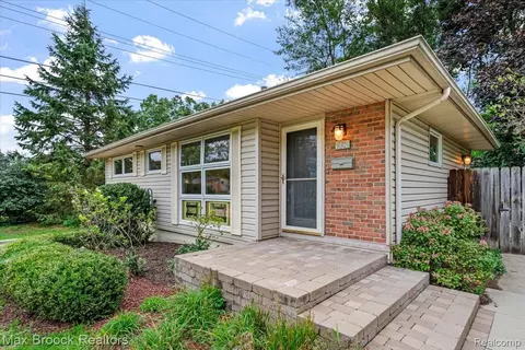 1330 N Oak St, Rochester, MI 48307