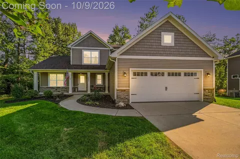 1084 Woods Edge Dr, Hartland, MI 48353