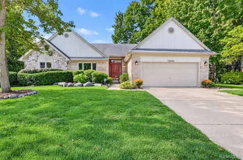 19431 Southampton Dr, Livonia, MI 48152