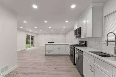 Kitchen - 11276 Pardee Rd, Taylor, MI 48180 photo 1 of 10