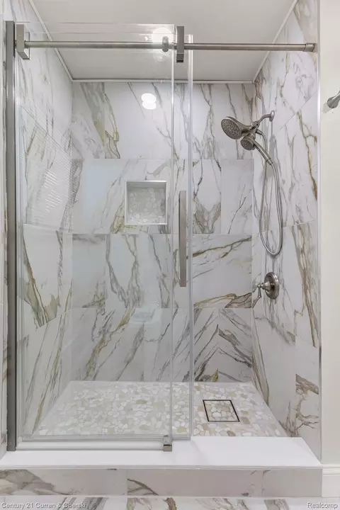 Bath - 11276 Pardee Rd, Taylor, MI 48180 photo 3 of 12