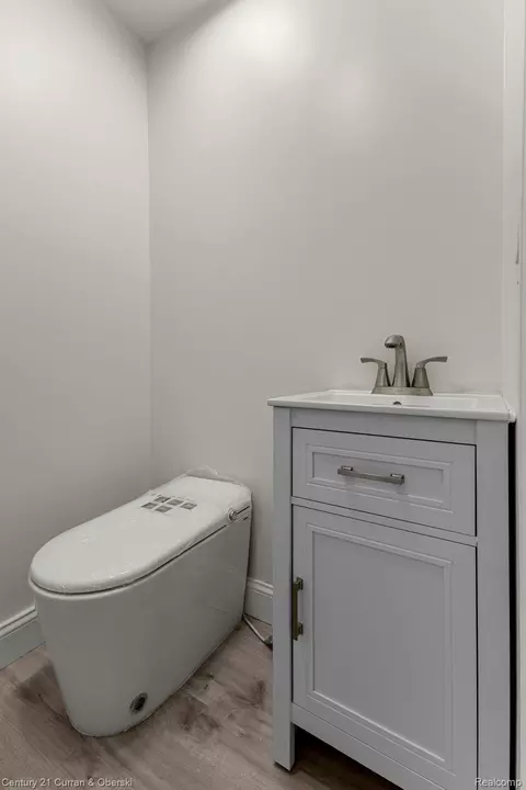 Bath - 11276 Pardee Rd, Taylor, MI 48180 photo 1 of 12