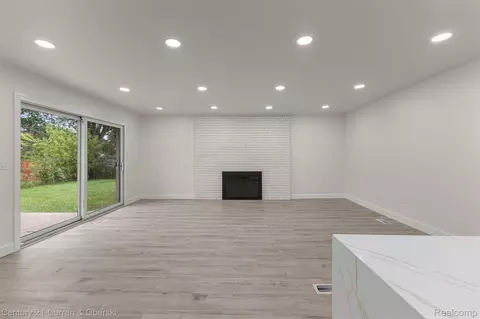 Living - 11276 Pardee Rd, Taylor, MI 48180 photo 7 of 10