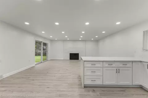 Living - 11276 Pardee Rd, Taylor, MI 48180 photo 6 of 10