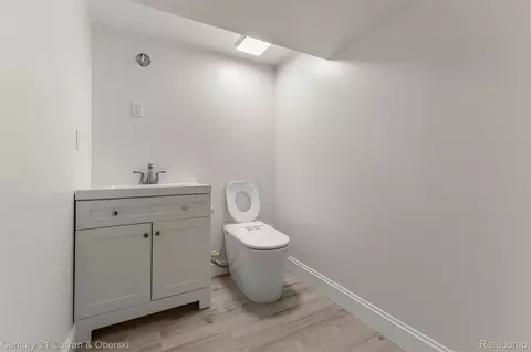 Bath - 11276 Pardee Rd, Taylor, MI 48180 photo 5 of 12