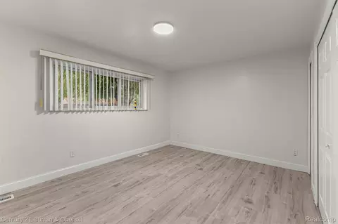 Bedroom - 11276 Pardee Rd, Taylor, MI 48180 photo 3 of 6