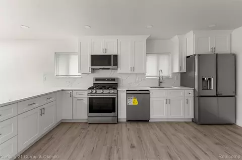 Kitchen - 11276 Pardee Rd, Taylor, MI 48180 photo 3 of 10