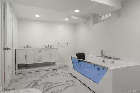 Bath - 11276 Pardee Rd, Taylor, MI 48180 photo 11 of 12