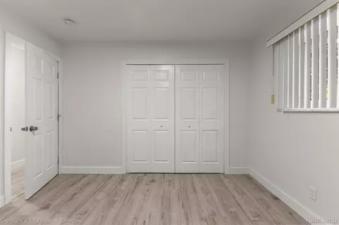 Bedroom - 11276 Pardee Rd, Taylor, MI 48180 photo 2 of 6