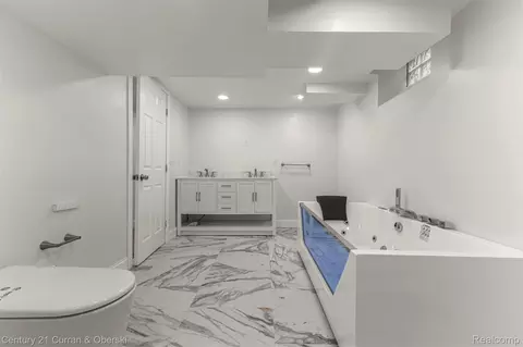 Bath - 11276 Pardee Rd, Taylor, MI 48180 photo 10 of 12