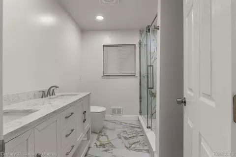 Bath - 11276 Pardee Rd, Taylor, MI 48180 photo 4 of 12
