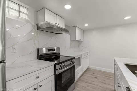 Kitchen - 11276 Pardee Rd, Taylor, MI 48180 photo 10 of 10