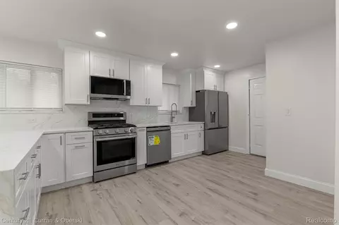 Kitchen - 11276 Pardee Rd, Taylor, MI 48180 photo 5 of 10