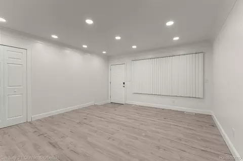 Living - 11276 Pardee Rd, Taylor, MI 48180 photo 2 of 10