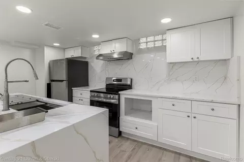 Kitchen - 11276 Pardee Rd, Taylor, MI 48180 photo 8 of 10