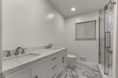 Bath - 11276 Pardee Rd, Taylor, MI 48180 photo 2 of 12