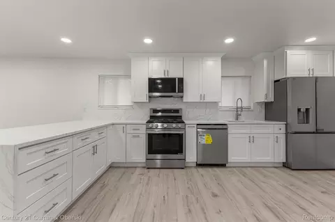 Kitchen - 11276 Pardee Rd, Taylor, MI 48180 photo 2 of 10