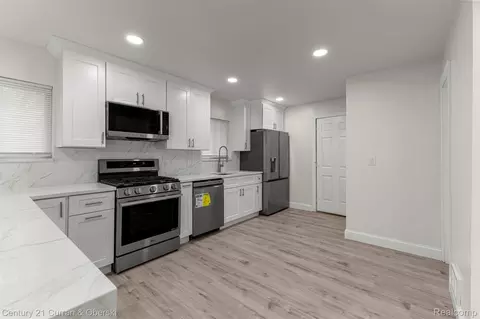 Kitchen - 11276 Pardee Rd, Taylor, MI 48180 photo 6 of 10