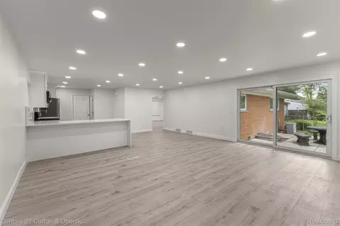 Living - 11276 Pardee Rd, Taylor, MI 48180 photo 8 of 10