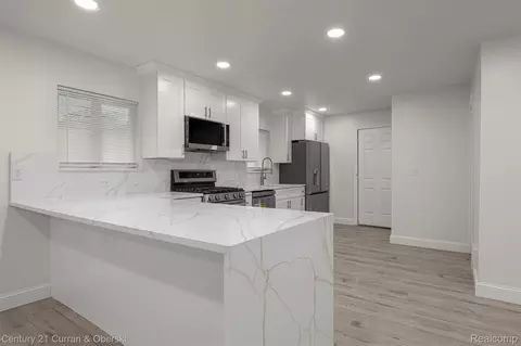 Kitchen - 11276 Pardee Rd, Taylor, MI 48180 photo 4 of 10