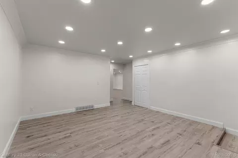 Living - 11276 Pardee Rd, Taylor, MI 48180 photo 3 of 10
