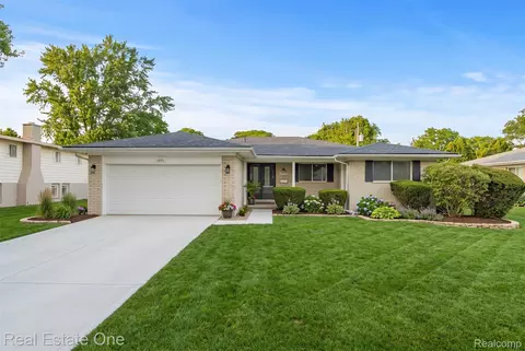 29540 Sharon Ln, Southfield, MI 48076