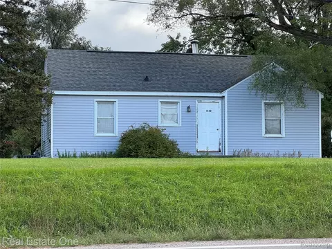 1532 Crescent Lake Rd, Waterford, MI 48327