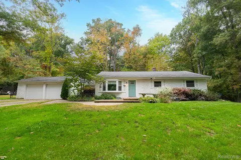 1775 Porter Rd, White Lake, MI 48383