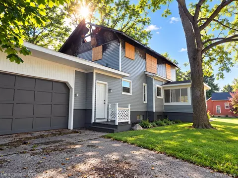 938 W Oregon St, Lapeer, MI 48446